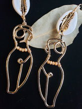 Load image into Gallery viewer, Fiona Gold &amp; White Cowrie Earrings