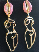 Load image into Gallery viewer, Fiona Gold &amp; Pink Cowrie Earrings